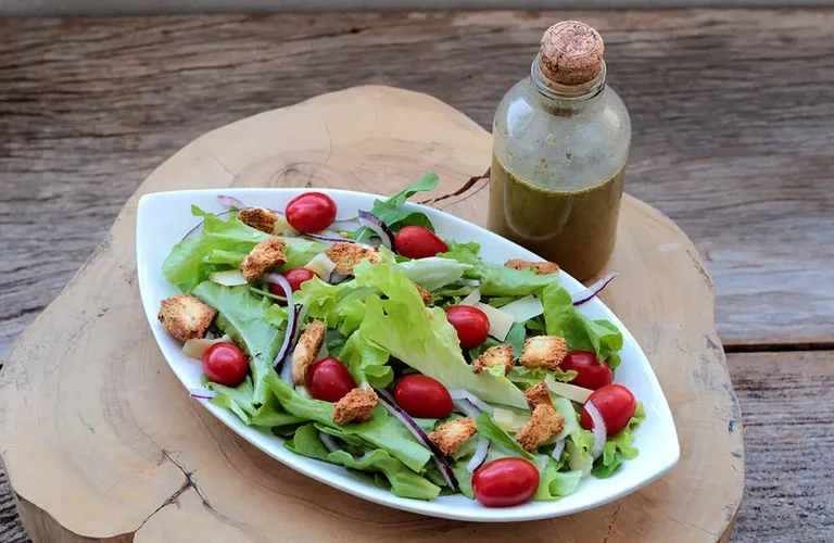 salada colorida com molho especial