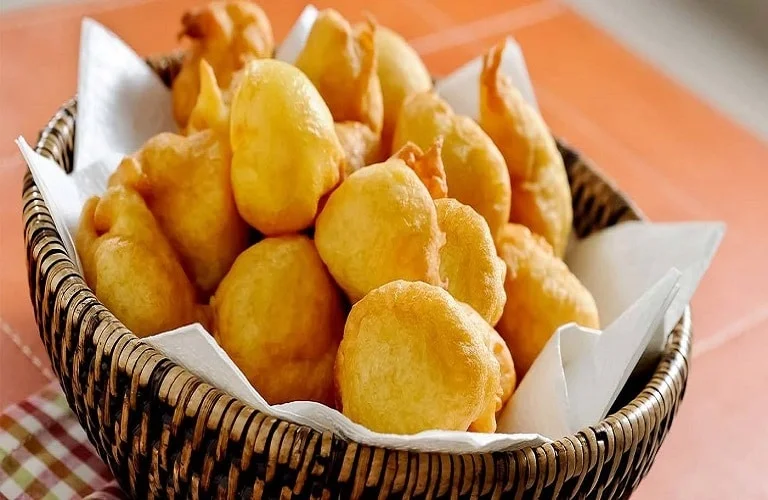 bolinho de chuva salgado com queijo