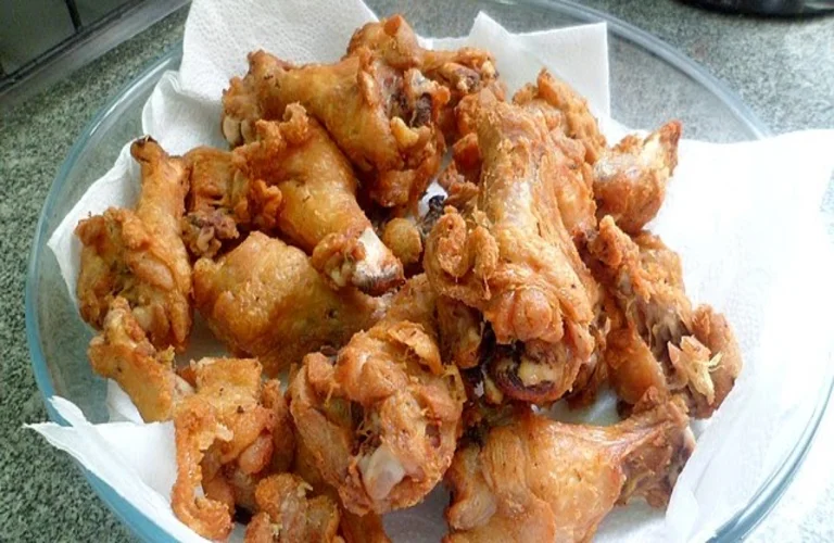frango frito sequinho e crocante na panela de pressão