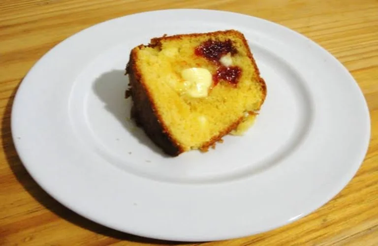 bolo de pamonha com queijo e goiabada