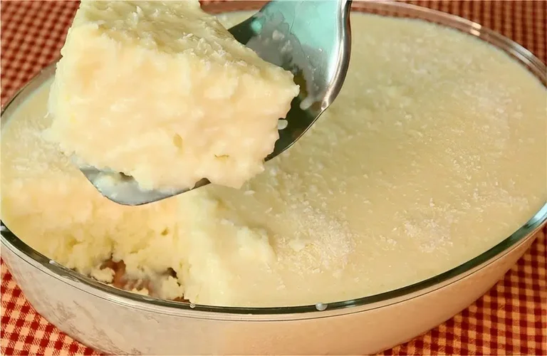bolo de tapioca na travessa