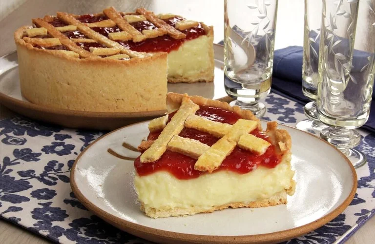 torta cremosa com geleia de morango