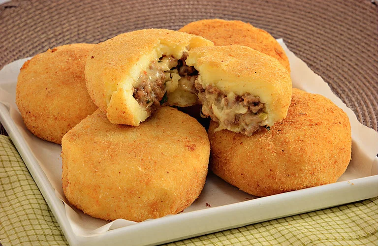 batata recheada e empanada