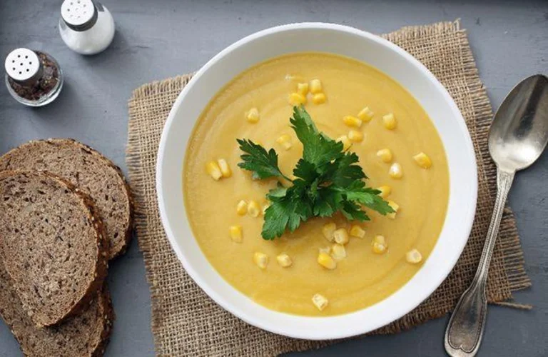 sopa de milho com alho poro