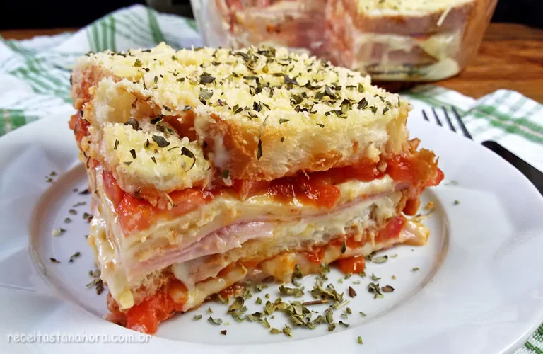 lanche de forno com pao de forma e recheio de presunto e queijo
