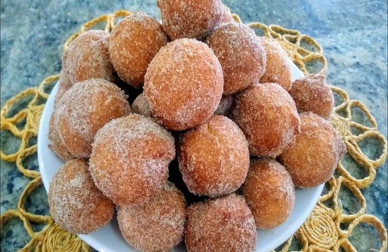 bolinho de chuva saboroso feito com ingredientes baratos para o lanche