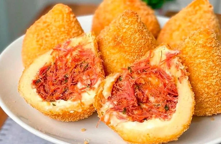 coxinha de mandioca com carne seca