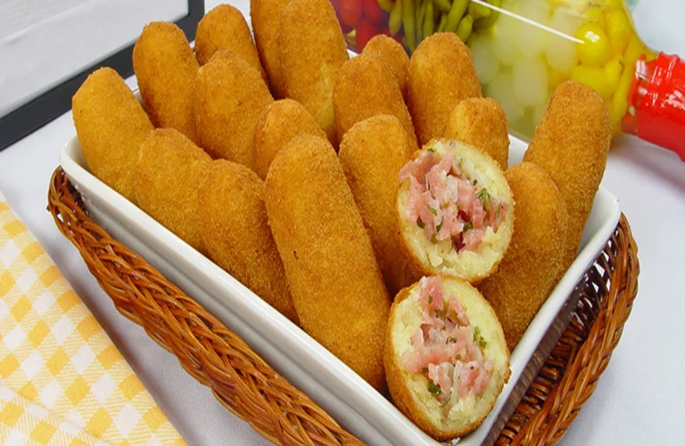 croquete de mandioca com salame