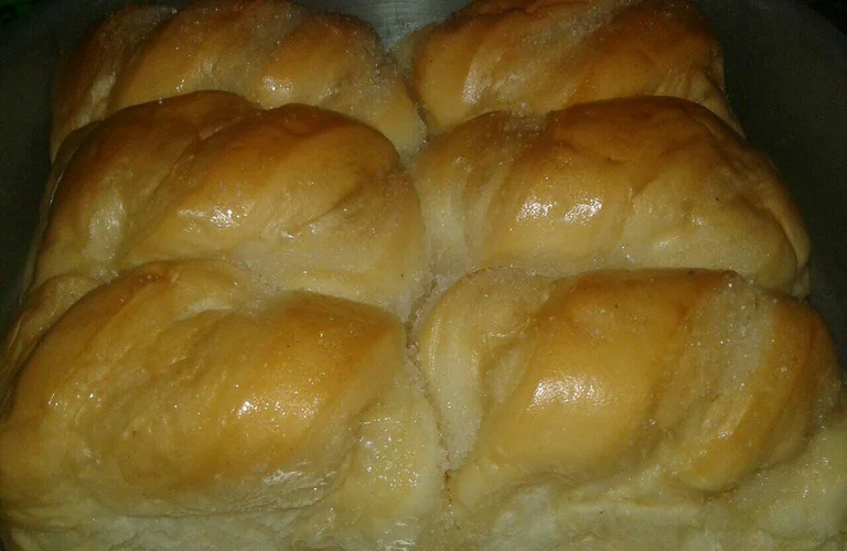 pão de massa fina caseiro com cobertura molhadinha de açúcar