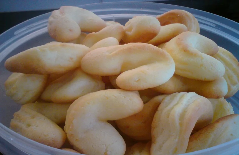 biscoitos de queijo saborosos pronto em minutos