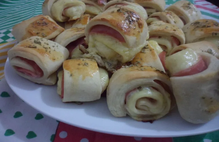 pãezinhos de presunto e queijo
