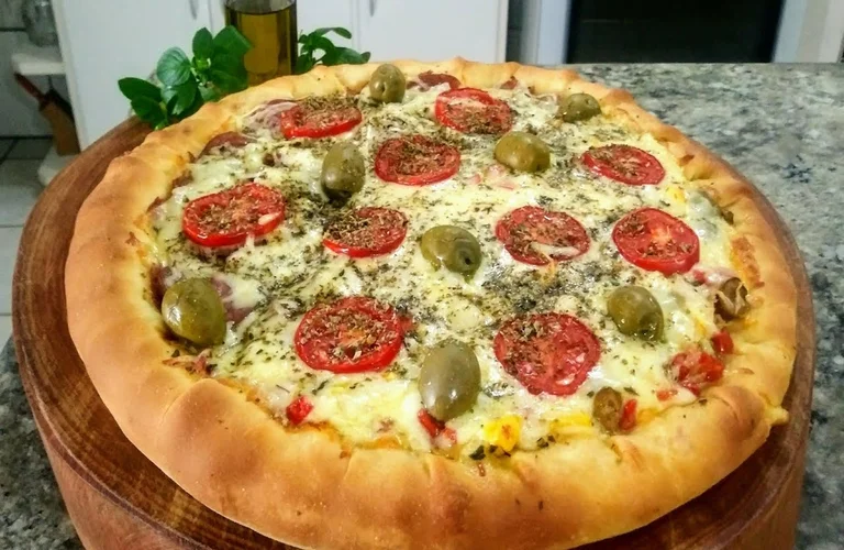 pizza caseira com borda recheada