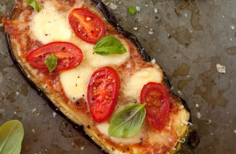 berinjela assada no forno com tomate mussarela e manjericão