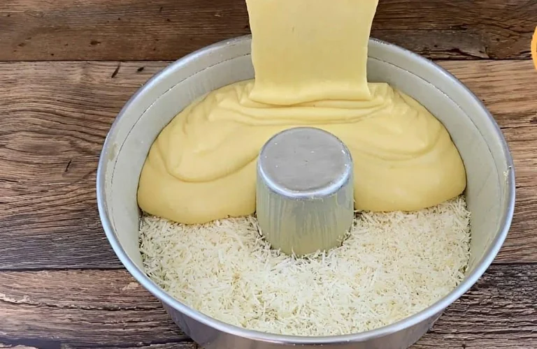 bolo de coco com uma camada generosa de coco