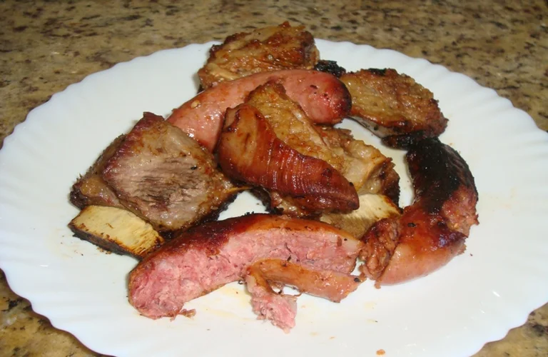 costela com linguiça na panela de pressão parece churrasco