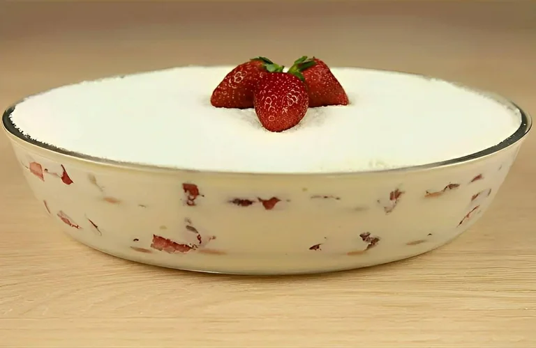 pavê de leite ninho com morango delicioso e fácil de fazer