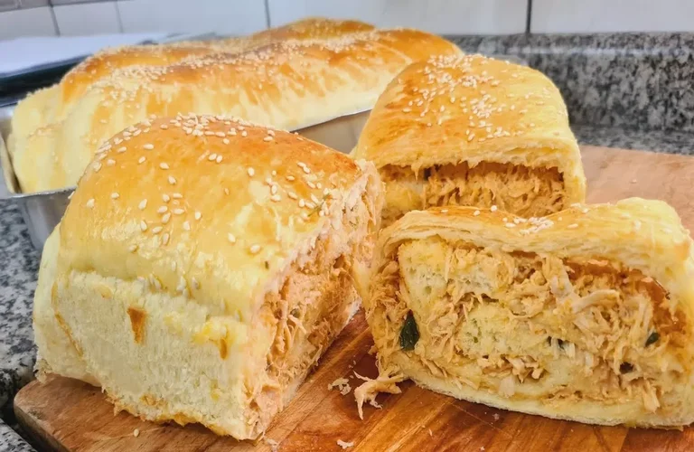 torta de frango com massa pão saborosa