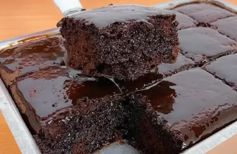 receita de bolo de chocolate fácil fofo e molhadinho
