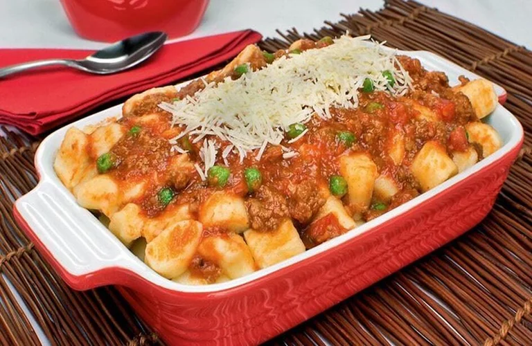 receita de nhoque à bolonhesa na travessa para o almoço de domingo