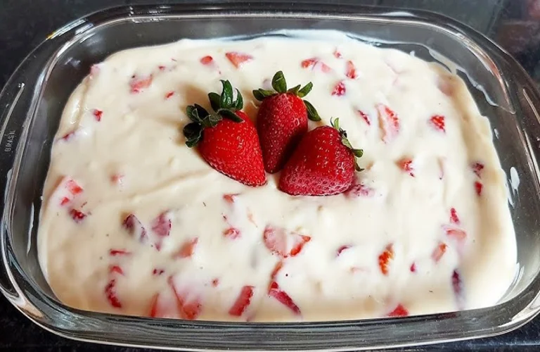receita de cremosão de leite ninho com morango na travessa