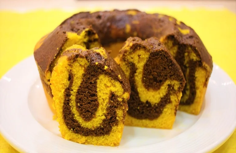 bolo de cenoura mesclado para o café