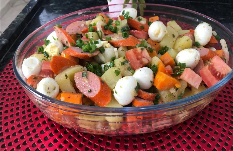 salada de salsicha com chuchu