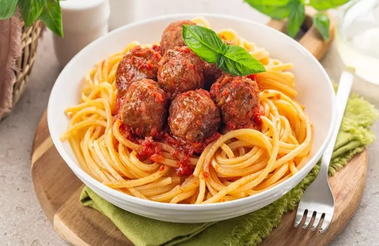 macarrão com almôndegas é uma boa sugestão para o almoço de domingo