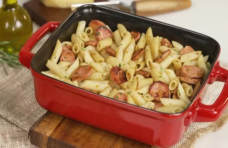 macarrão com linguiça é uma receita simples que pode ganhar ingredientes de acordo com seu paladar